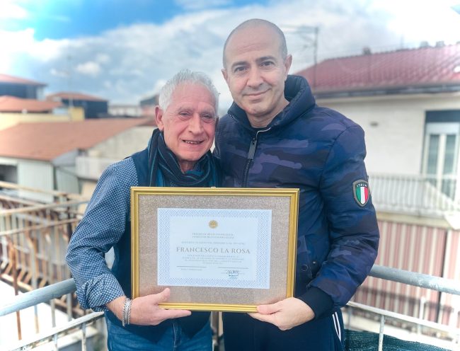 Verso il Festival “Antonio de Curtis”, nuovo riconoscimento per Francesco La Rosa: premiato da BeatleSenigallia