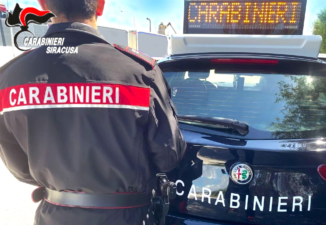 Floridia, tenta la fuga allo stop: 22enne arrestato con oltre 100 grammi di cocaina e crack