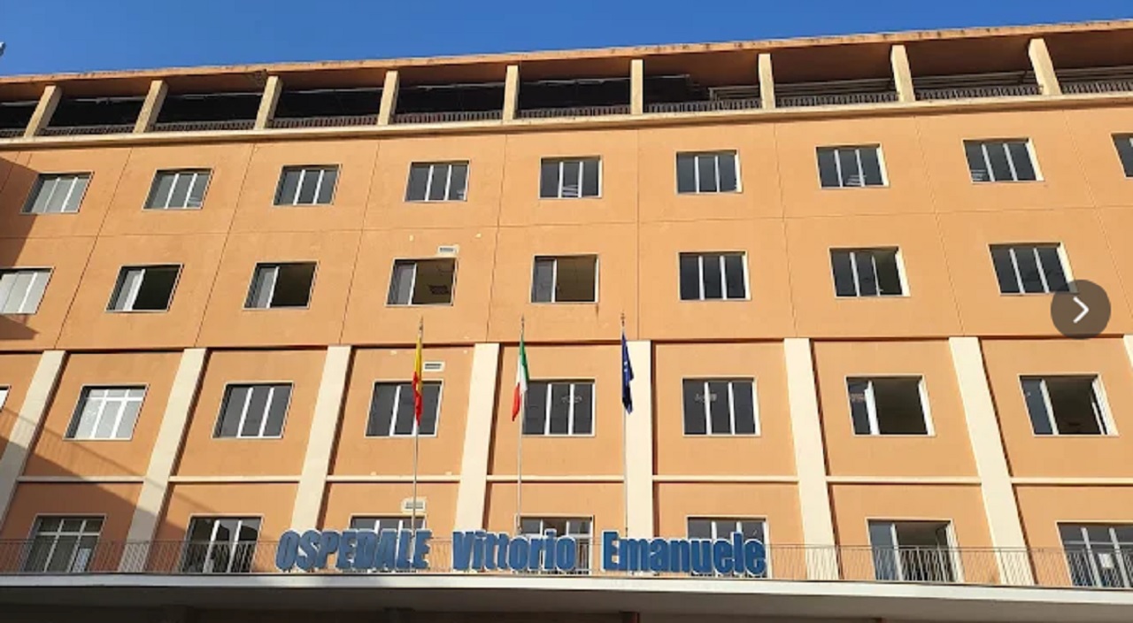 Pochi posti e lunghe attese all’ospedale di Gela: diversi pazienti in corridoio