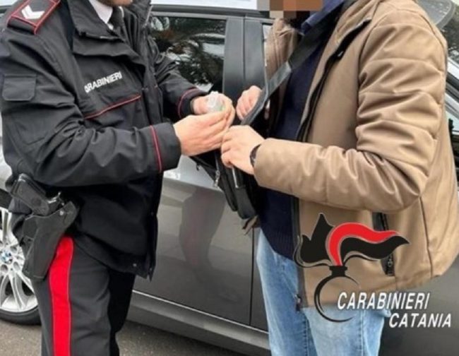 Nonostante il divieto girava per il centro di Catania: denunciato parcheggiatore 75enne