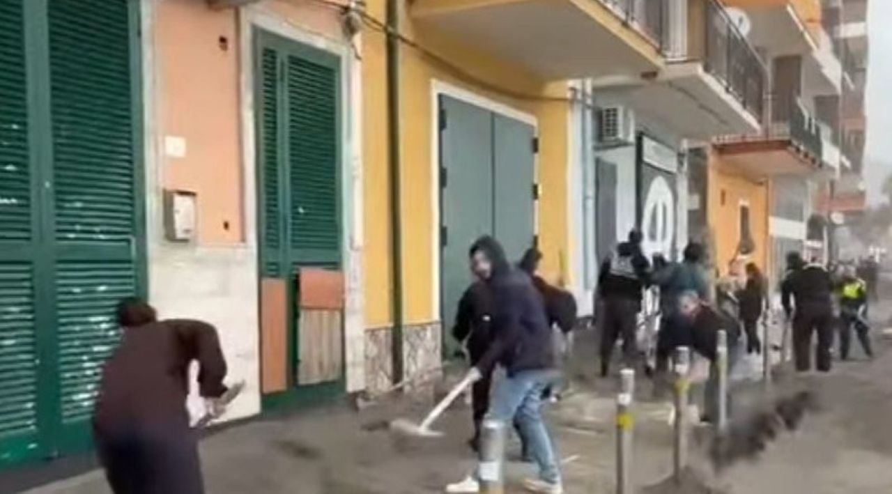 Danni maltempo, i giovani diventano gli “angeli del fango” siciliani con pale e ramazze