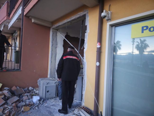 Esplosione all’ufficio postale di Aci San Filippo: colpo fallito al bancomat, edificio distrutto