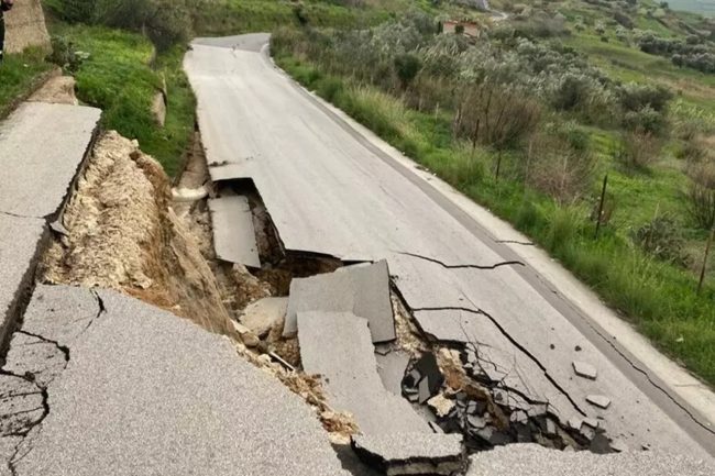 Frana a Niscemi, cede un tratto della provinciale 12: strada chiusa al traffico