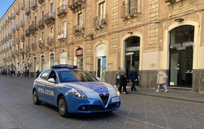Tunisini rubano profumi per oltre 1.300 euro e aggrediscono addetti alla sicurezza: due arresti a Catania
