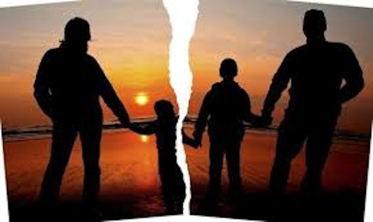 Sulla carta collocata con papà, nella realtà vive con la mamma: quando i tribunali non bastano. Il dramma dei bambini prigionieri del conflitto