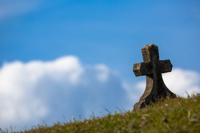 Sequestrati 2 ossari nel cimitero di Sant’Agata di Militello tra tombe aperte e resti umani