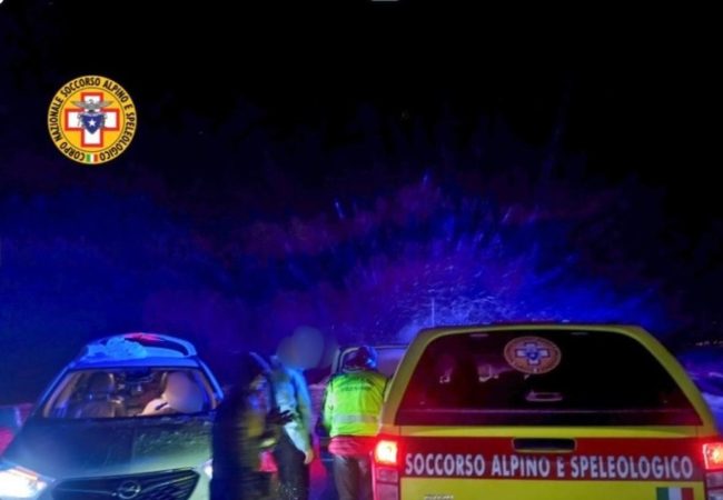 Soccorso Alpino in azione sotto la neve a Piano Provenzana per salvare due famiglie