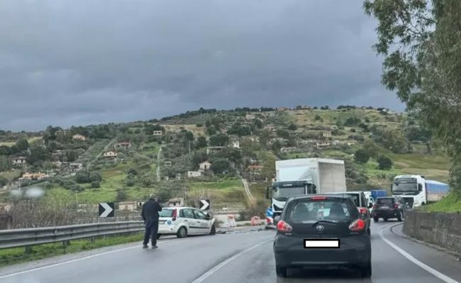 Tragedia sulla Palermo-Agrigento: schianto tra camion e automedica, tre morti