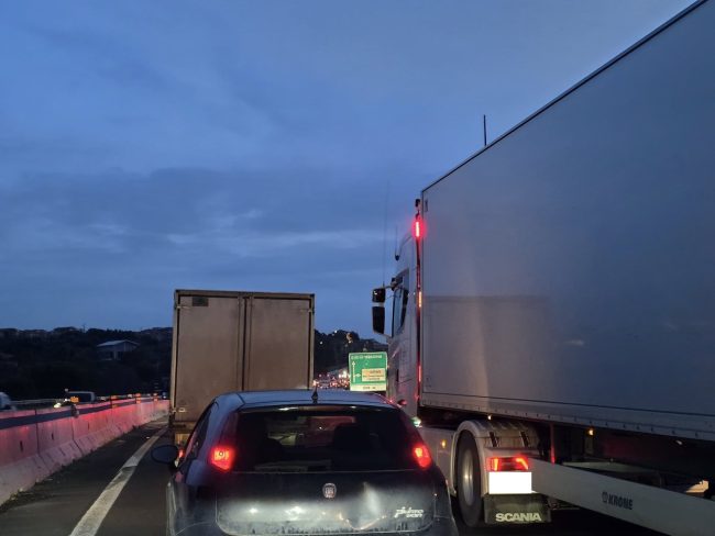 Incidente Tangenziale di Catania: traffico paralizzato, coinvolto un mezzo pesante