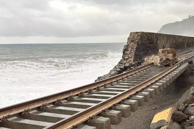 Maltempo, mareggiate sulla costa ionica: interrotti i collegamenti ferroviari tra Messina, Catania e Siracusa