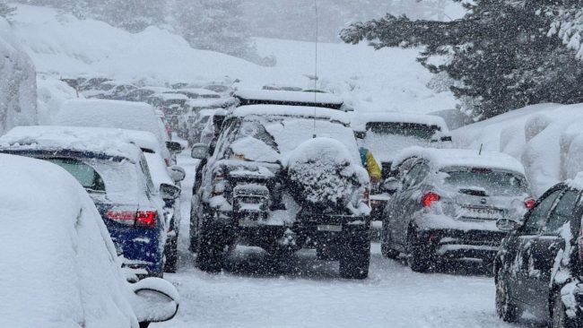 Traffico in tilt a Piano Provenzana a causa della neve forte. Cittadini chiedono interventi