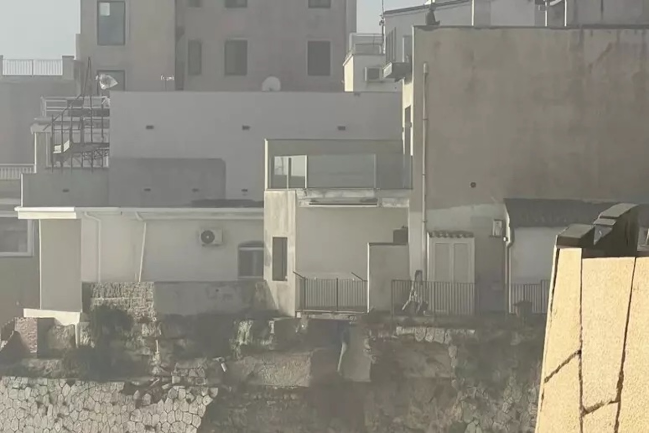 Maltempo a Siracusa, crollato un muraglione e devastato il Porto Piccolo