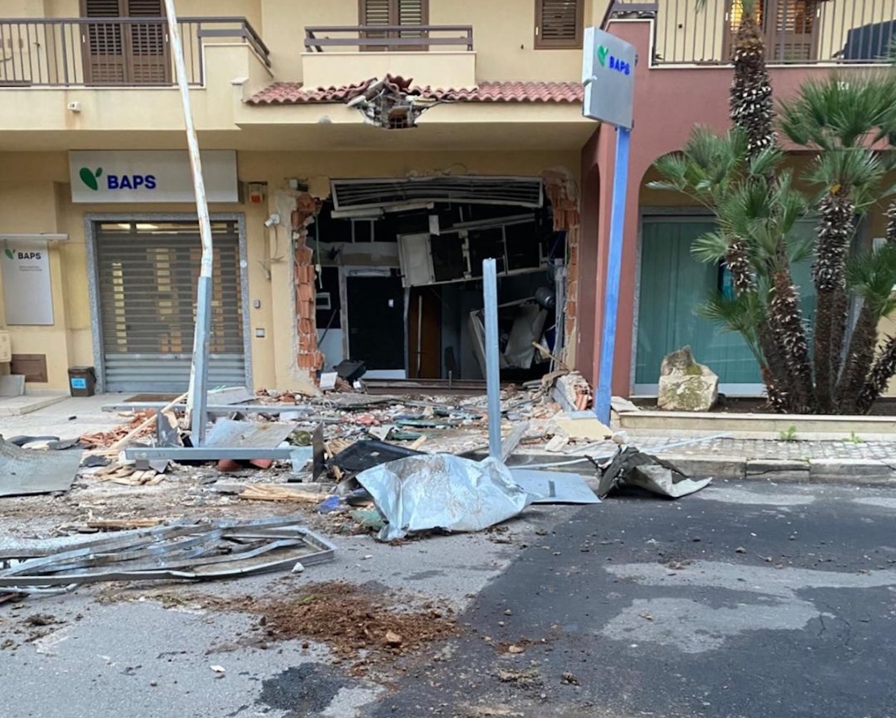 Mazzarrone, torna la banda degli escavatori: sventrato il bancomat della Baps Mazzarrone, torna la banda degli escavatori: sventrato il bancomat della Baps