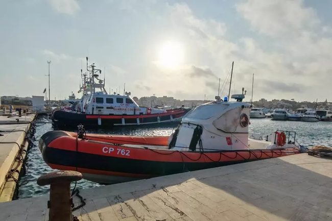 Naufragio nel Mediterraneo, un sopravvissuto racconta: “Almeno 50 persone scomparse in mare”, ricerche senza esito