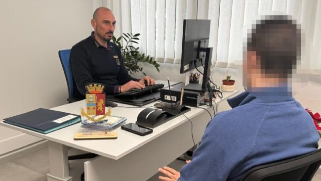 Catania, attende il figlio sotto casa con bastone e taglierino: arrestato