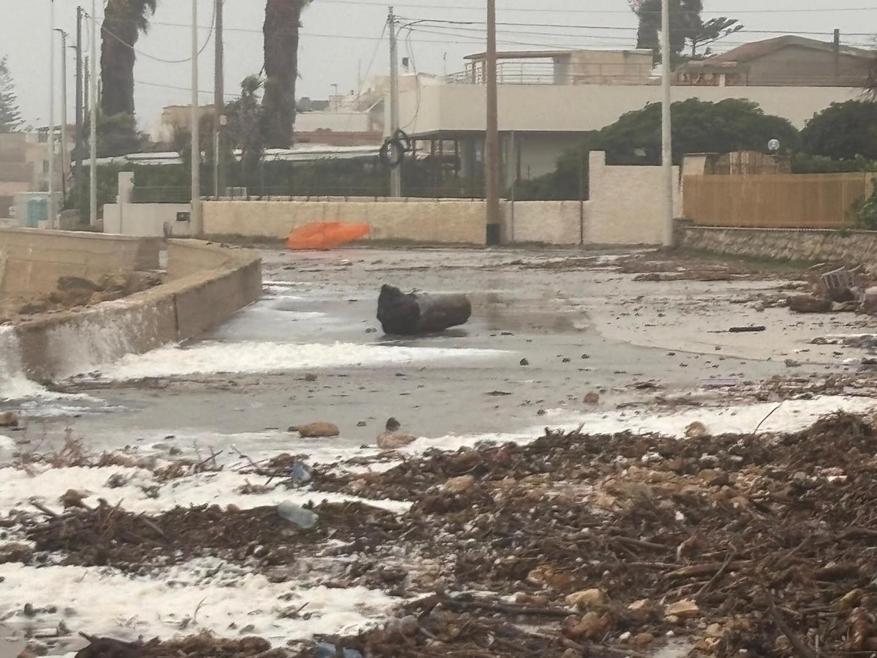 Maltempo nel Siracusano, notte di super lavoro per i Vigili del Fuoco: oltre 70 interventi per vento e pericoli