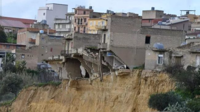 Un altro crollo a Niscemi: palazzina di tre piani sprofonda nel precipizio