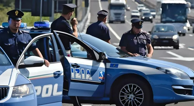 Marsala, aggredisce i poliziotti e si getta in mare per fuggire: arrestato 20enne