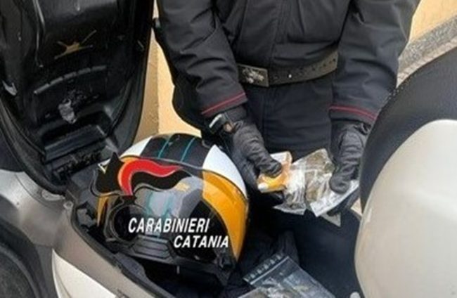 Catania, 2 pusher minorenni fermati su uno scooter con la droga