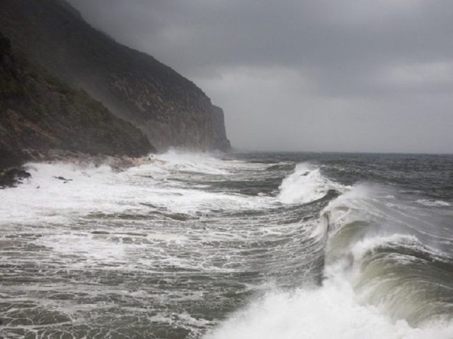 Navi e porti fermi, le violente raffiche di vento bloccano le Isole Eolie