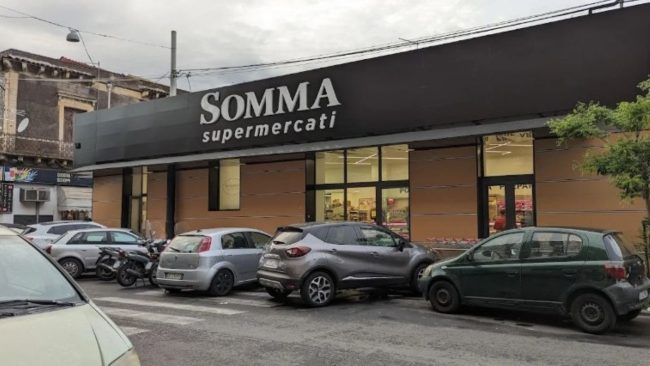 Catania, tentano furto al supermercato Somma ma si ribaltano