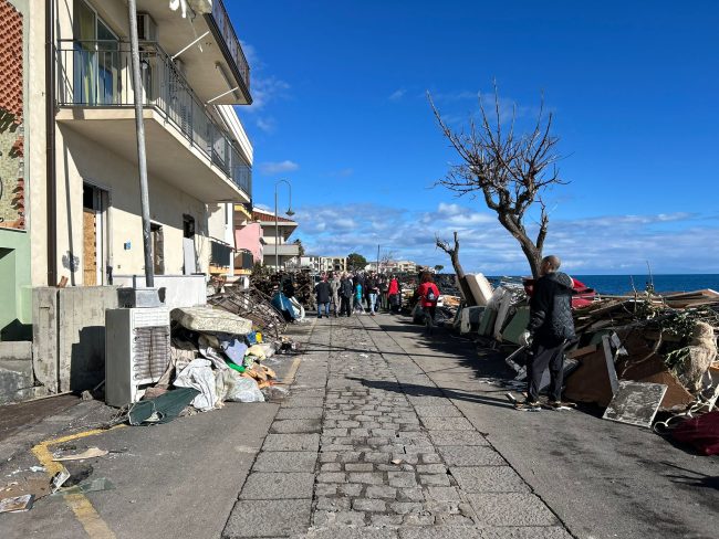 A Stazzo oltre cento volontari uniti per ripristinare il lungomare devastato dal maltempo