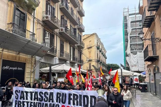 Scuole al freddo, studenti in corteo a Palermo: “In classe si gela”