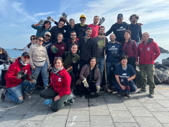 Danni Ciclone Harry in Sicilia, volontari di Plastic Free Onlus in azione per ripulire le spiagge