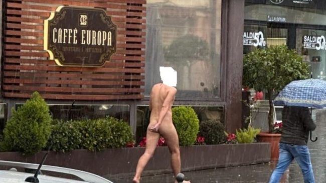 Uomo completamente nudo per le strade di Adrano: l’acceso dibattito per aver fatto foto e video