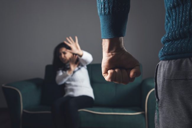 Gela, picchia la moglie e minaccia di morte la famiglia. In casa anche una pistola con proiettili pronti all’uso