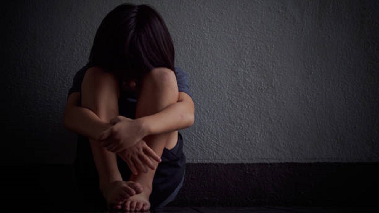 Violenza in famiglia a Modica: divieto di avvicinamento per due uomini, uno avrebbe aggredito la moglie davanti alla figlia Violenza in famiglia a Modica: divieto di avvicinamento per due uomini, uno avrebbe aggredito la moglie davanti alla figlia