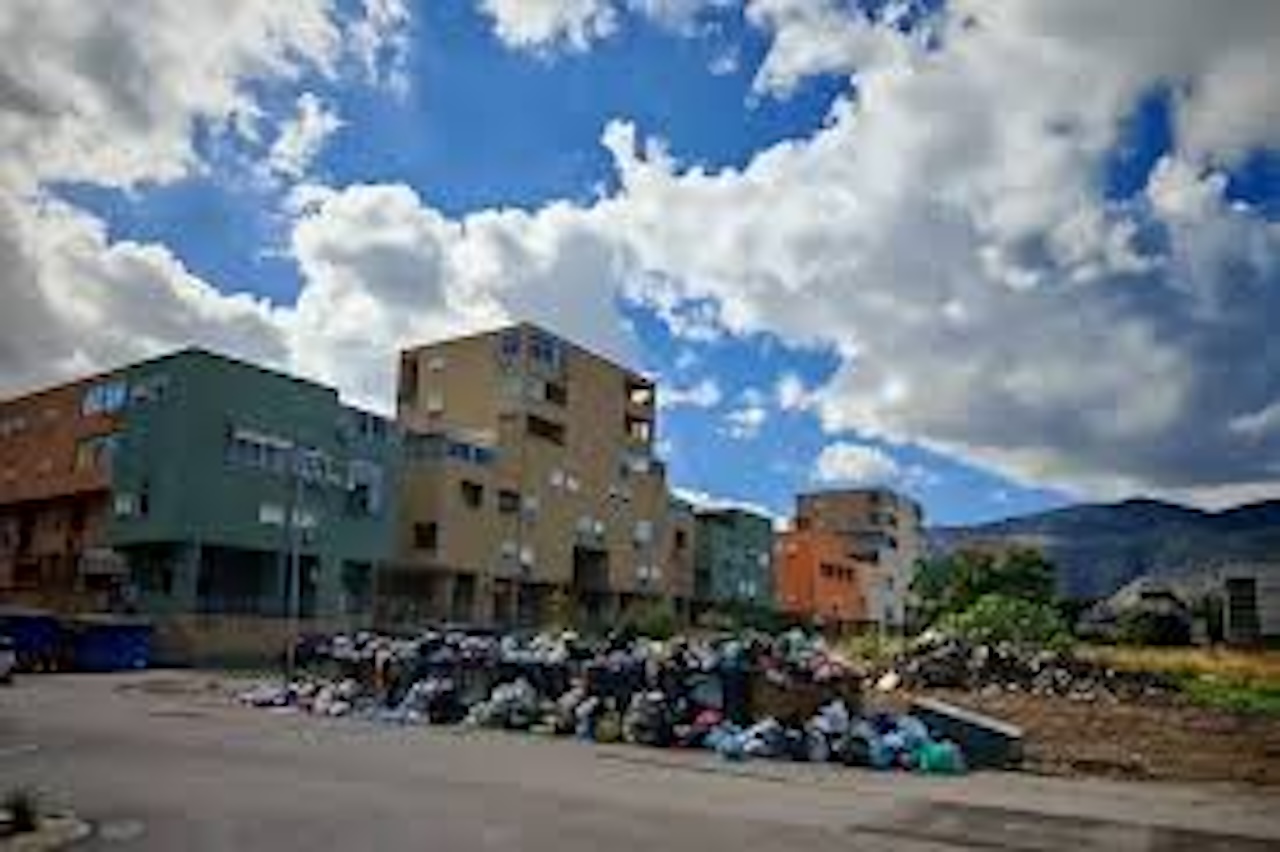 Pupazzo di un frate impiccato trovato allo Zen di Palermo: indagini in corso