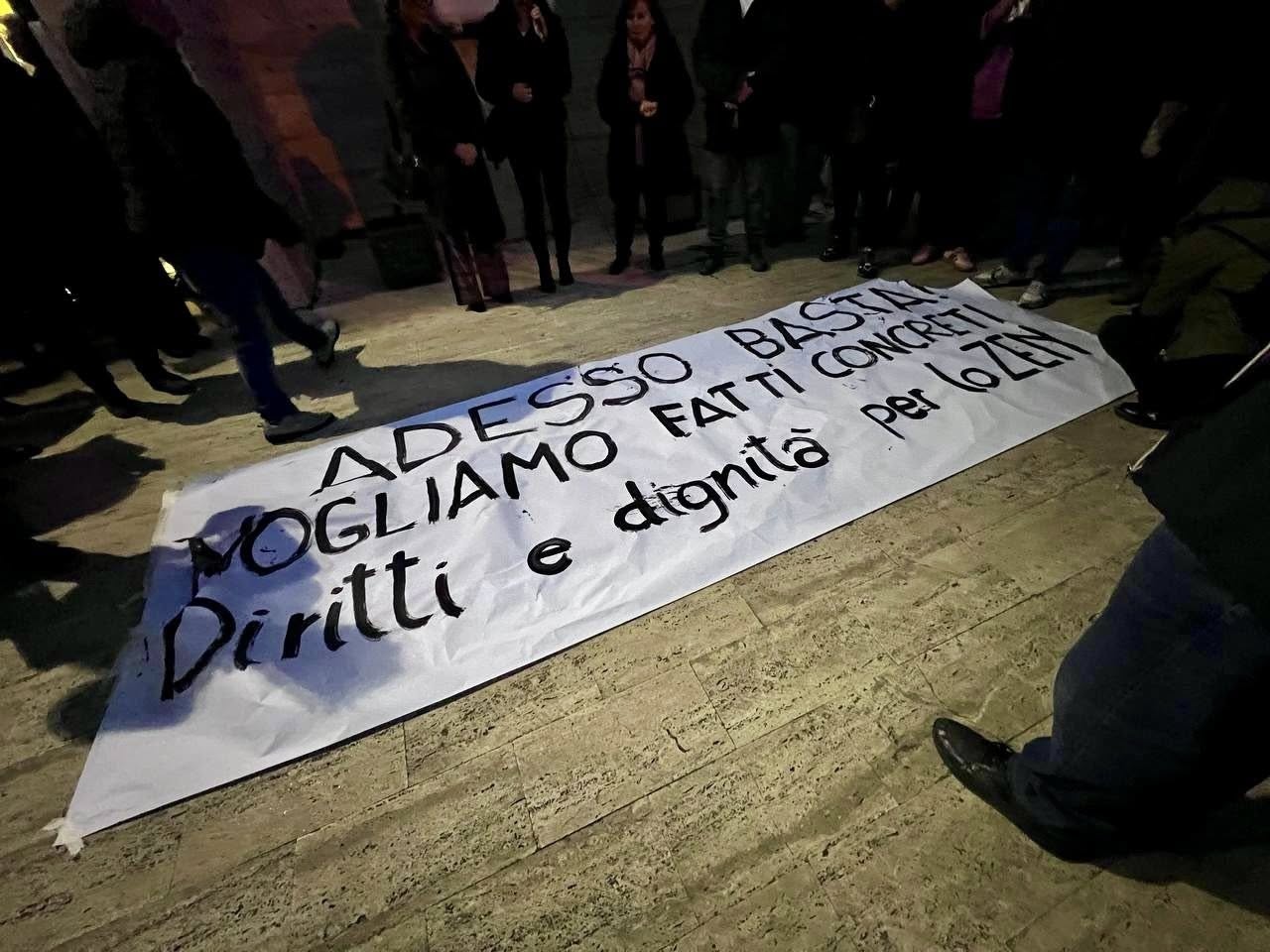 Sit-in allo Zen di Palermo dopo gli spari contro la chiesa: oltre 200 persone in piazza