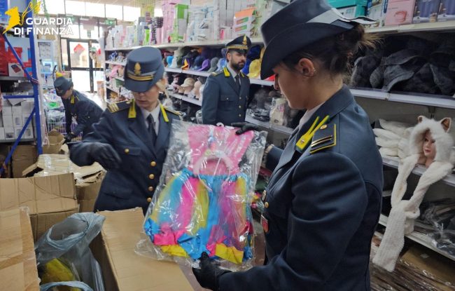 Misterbianco, sequestrati oltre 120mila prodotti non sicuri: nel mirino articoli di carnevale, giocattoli e cosmetici