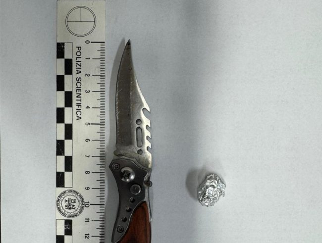 Avola, 49enne denunciato per possesso di un coltello e hashish