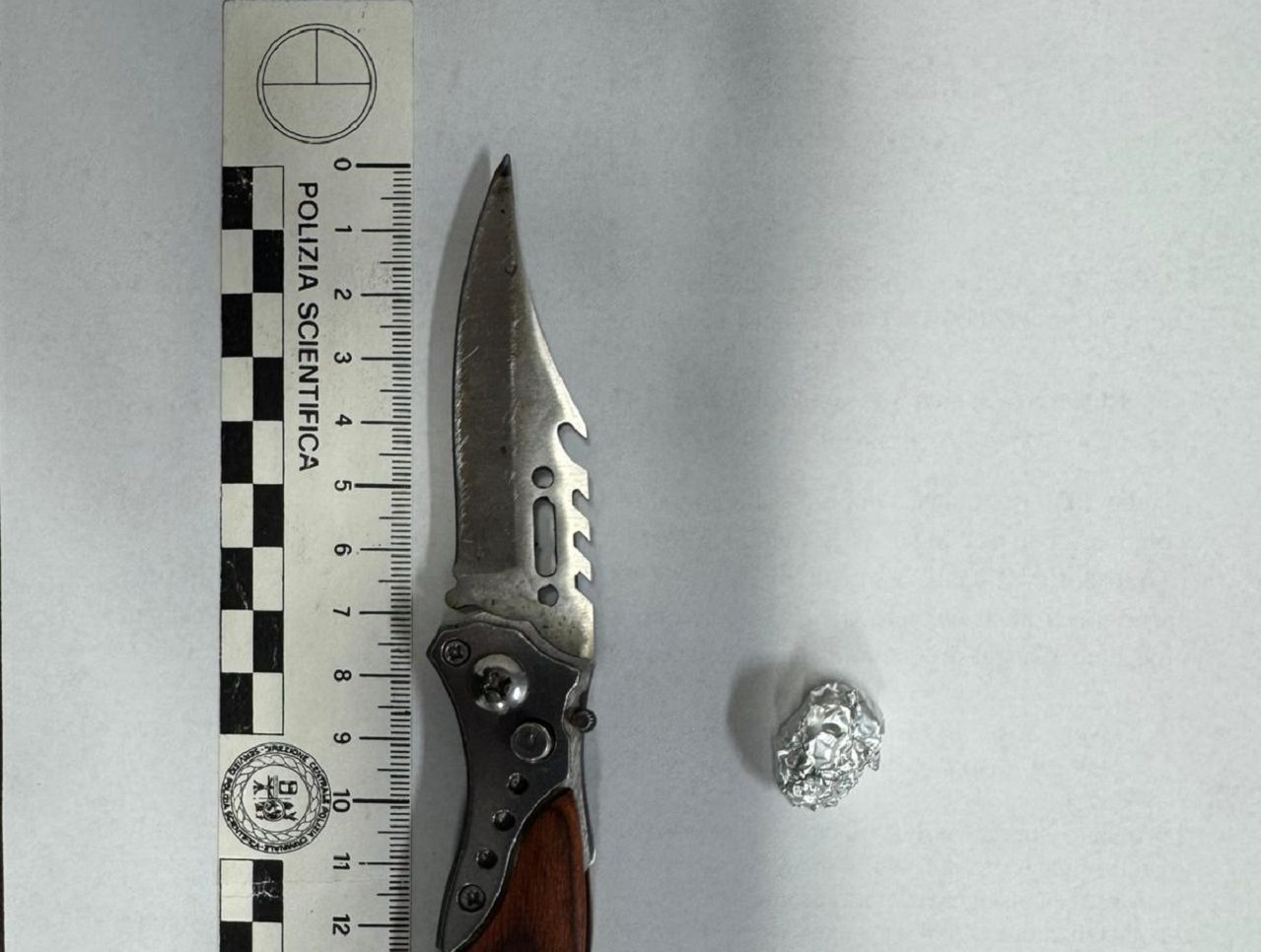 Avola, 49enne denunciato per possesso di un coltello e hashish Avola, 49enne denunciato per possesso di un coltello e hashish