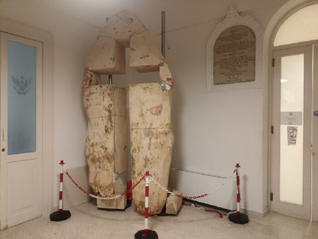 Niscemi, croce simbolo di resistenza esposta nel municipio