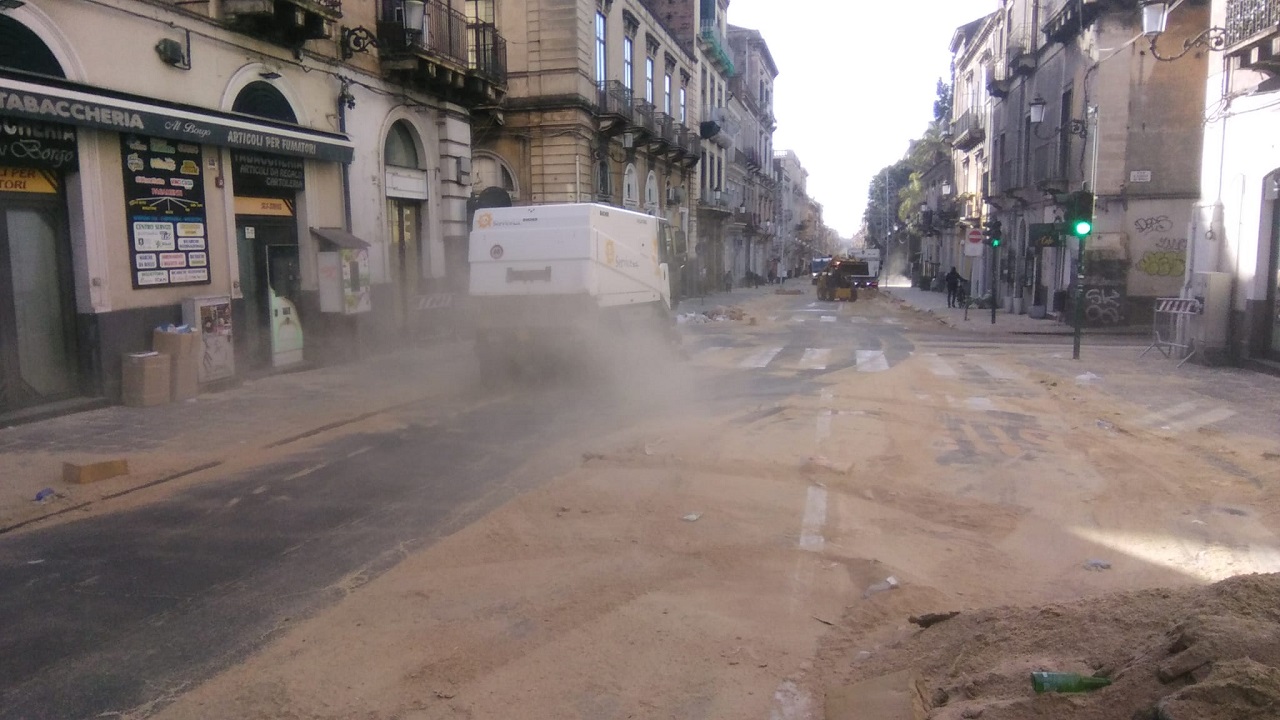 Sant’Agata, operatori Gema Spa a lavoro per ripulire le strade: “Di tutto per tornare alla normalità nei tempi più brevi”