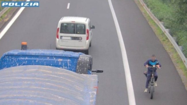 Pedala contromano e in corsia di sorpasso sulla A18 Messina-Catania: fermato ciclista 23enne
