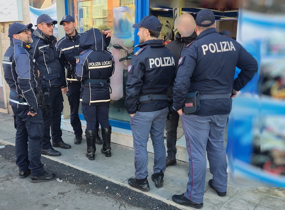 Catania, vendita illegale di minimoto e scooter esposti sul marciapiede