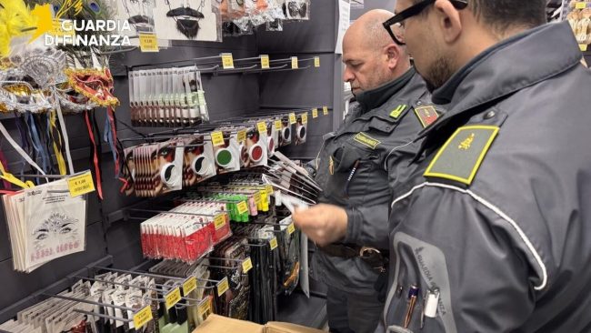 Maxi-sequestro di oltre 250mila prodotti di Carnevale e sanzioni per 70mila euro in due negozi nel Palermitano