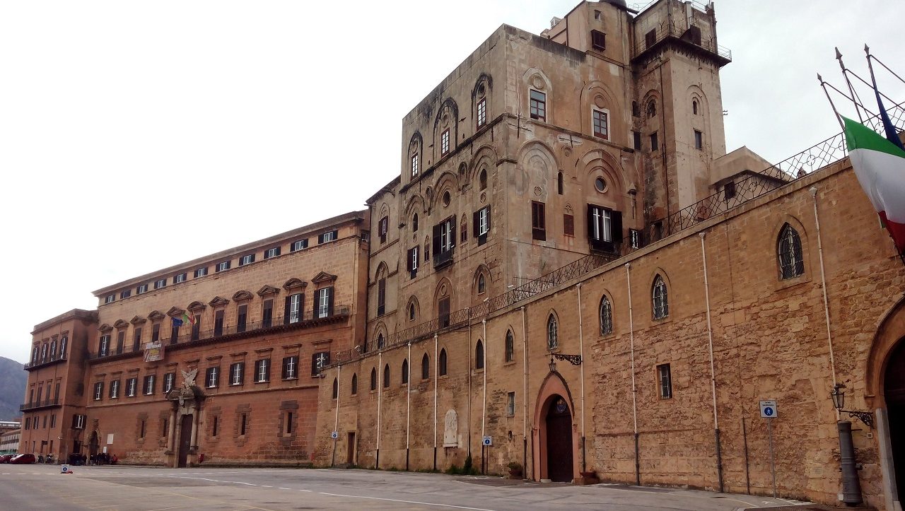 Legge sulle quote rosa in giunta, le deputate Ars organizzano un flashmob a Palazzo dei Normanni Legge sulle quote rosa in giunta, le deputate Ars organizzano un flashmob a Palazzo dei Normanni
