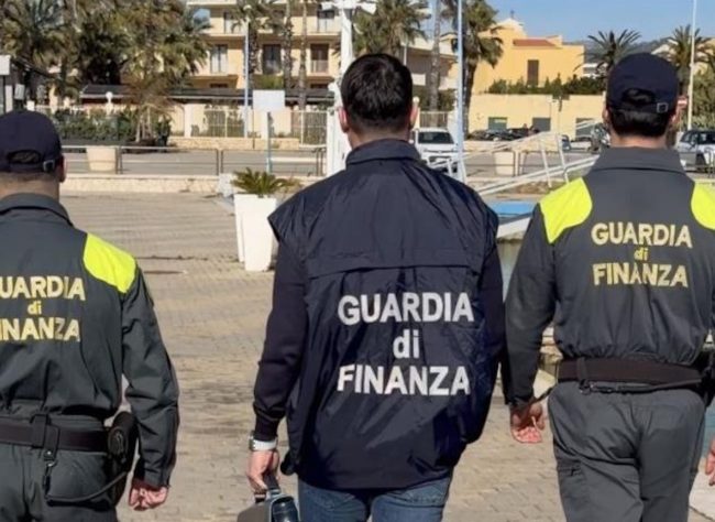 Lavoro nero e alimenti non tracciati: sospesa attività sulla spiaggia di San Leone