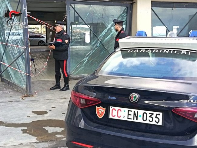 Furto al mercato ittico di Acitrezza, 39enne tenta la fuga con la refurtiva su un furgone