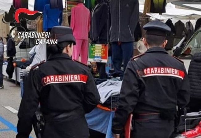 Mascalucia, divise dei carabinieri in vendita al mercato: ambulante denunciato