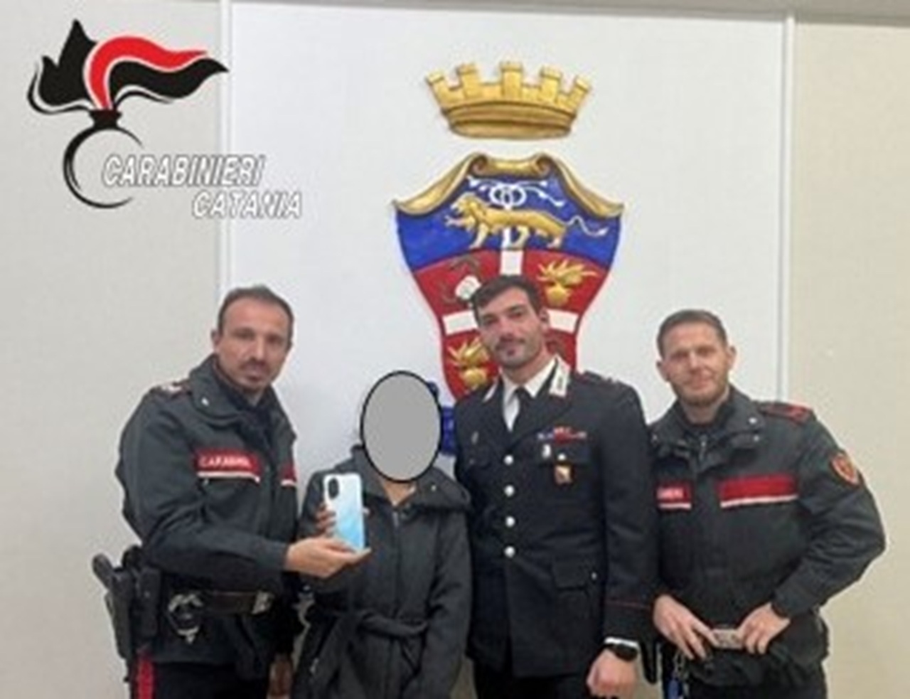 Paternò, ruba un cellulare “per fare uno scherzo” ma finisce ai domiciliari