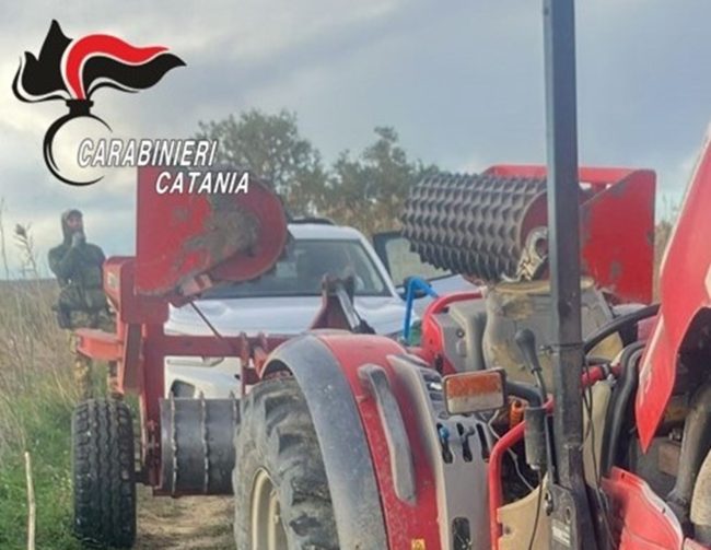 Trattore rubato nascosto in un canneto: blitz dei carabinieri a Ramacca, due arresti e un complice in fuga
