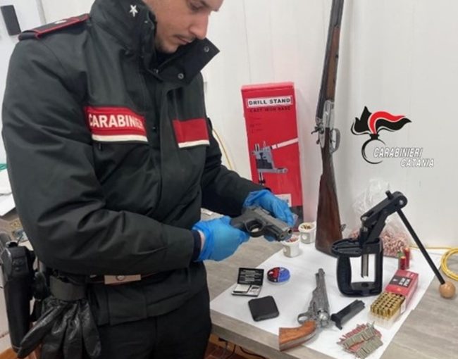 Scoperto “laboratorio delle armi clandestine” a Catania: trasformava pistole giocattolo in armi vere e produceva munizioni