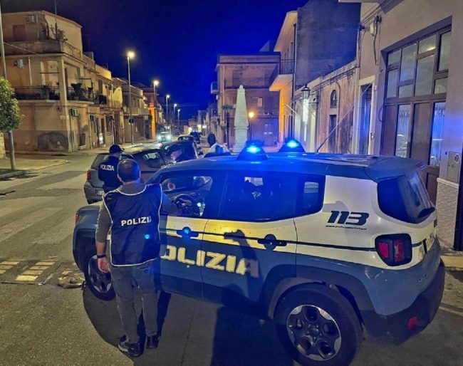 Avola, danneggiano Assessorato con petardi: 3 minorenni segnalati