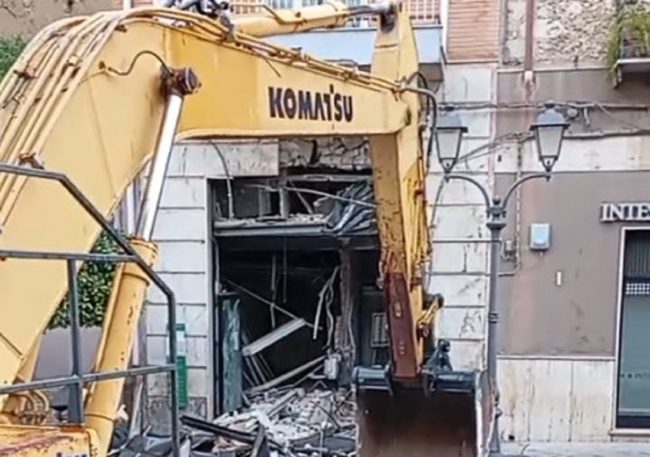 Colpo in banca a Valguarnera con l’escavatore: è caccia ai ladri – VIDEO